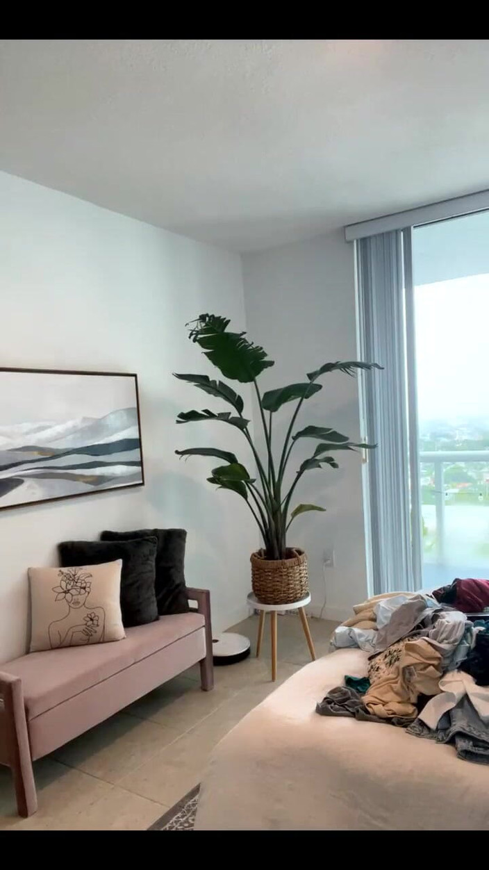 Dani Valentina: 안녕! 내 정액 쇼를 일찍 그리워했어?