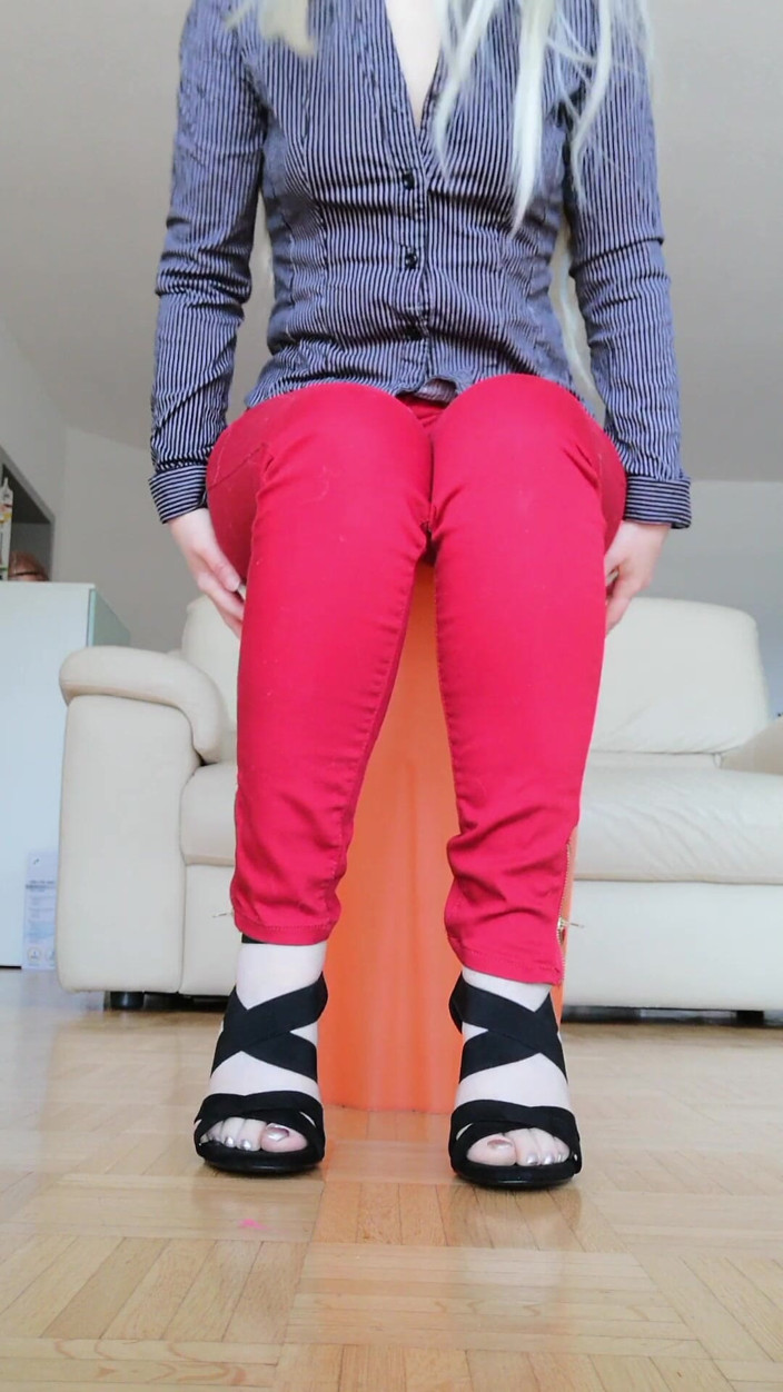 RavenBigAss: Raven Toe-tap with Crossed Nogi Czerwone dżinsy i sandały na...