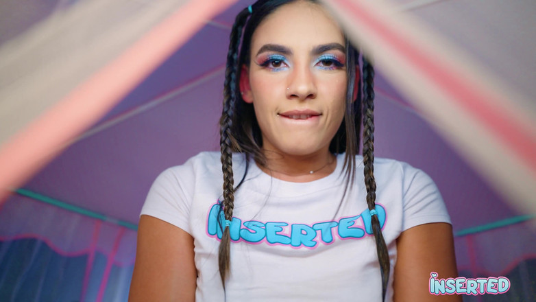 Inserted: Isa hace girar su coño