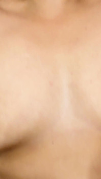 방에서 자위하는 의붓여동생을 붙잡고 그녀를 존나게 따먹어