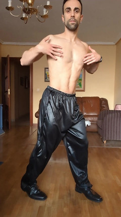 Zeus Ray: 私は軍服を着てストリープツを作っています