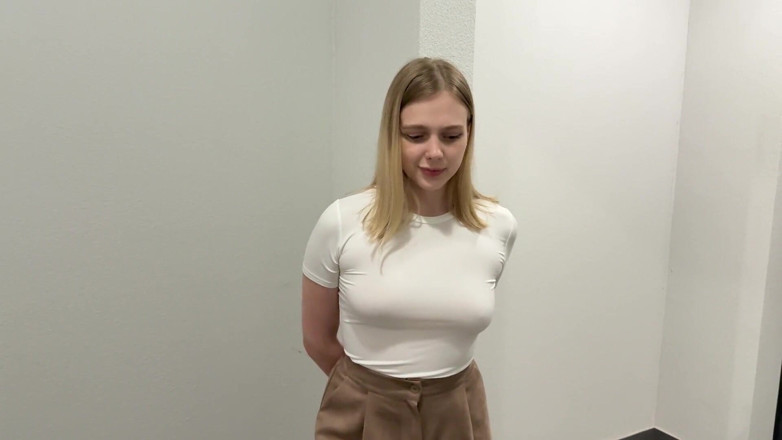 Arisha Mills: 我的新上楼邻居原来是一个婊子，在走廊上张开双腿