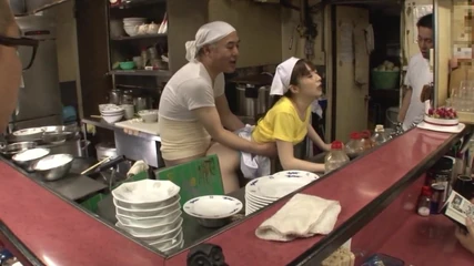 Gorąca ramen scena-2_threesome z owłosioną Japonką w Street Ramen Shop