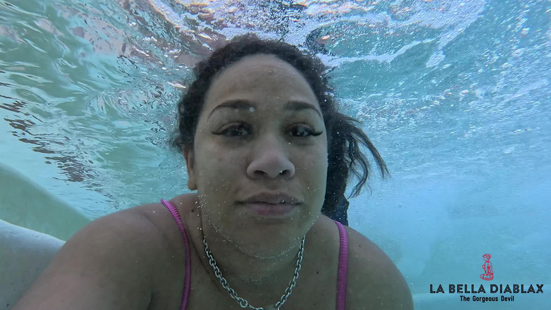 LaBellaDX: Mamă sexy relaxantă se înmoaie în jacuzzi cu Lofi Melodies