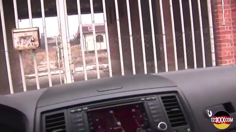 123XXX - Fucked Amateurs in Germany!: Una bambolina viene rimorchiata alla stazione di servizio per squirtare...