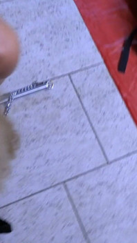 Blond modell springer bara ner i hans sexkällare.. Vaktmästaren fångar henne och gör henne till sin droppande slav.