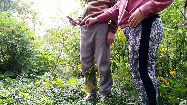 OurFetishLife: Pantat bahenol tante seksi ini bantuin aku kencing di alam...