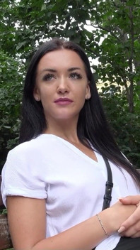NĚMECKÝ SKAUT - Štíhlá pawg dívka Zuzu vyzvedá a drsně šuká v modelingové práci