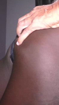 Garota negra de pernas longas leva um pau grande e uma gozada interna