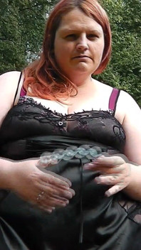 Na zewnątrz z dildo