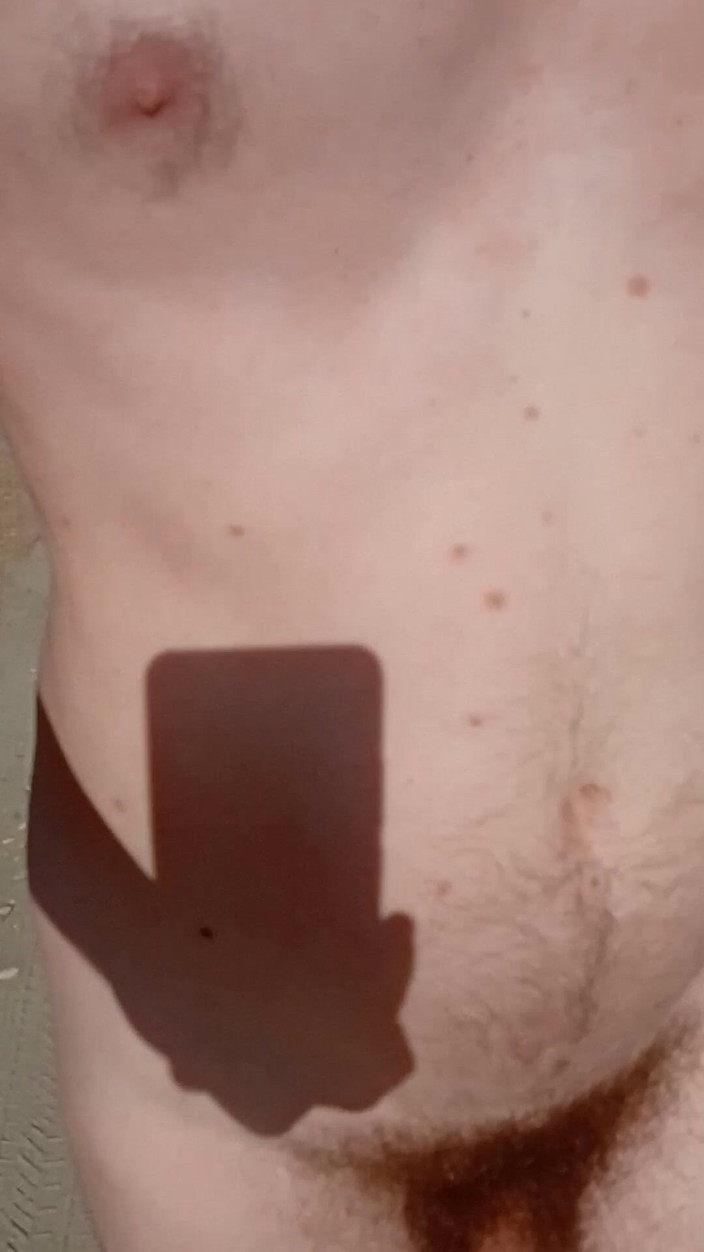 Deepthroat260: Exhibitionist naken pojke som går med kuk