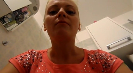 Femdom Austria: Bayan Anastasia'nın tükürme eğlencesi