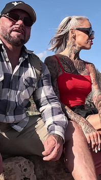 Ninfomaníaca fit alemã madura Sophie Logan com muitas tatuagens pegam para foder