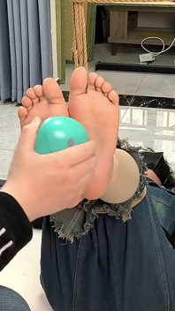 Ma copine était attachée à un cadre en fer, ses pieds nus suspendus et chatouillés