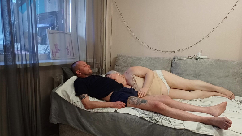 Zona901: Madrastra insaciable da mamada y traga semen