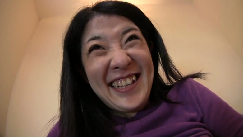 Asian Mature Climax: Hårig asiatisk milf särar på benen och leker med leksaker...