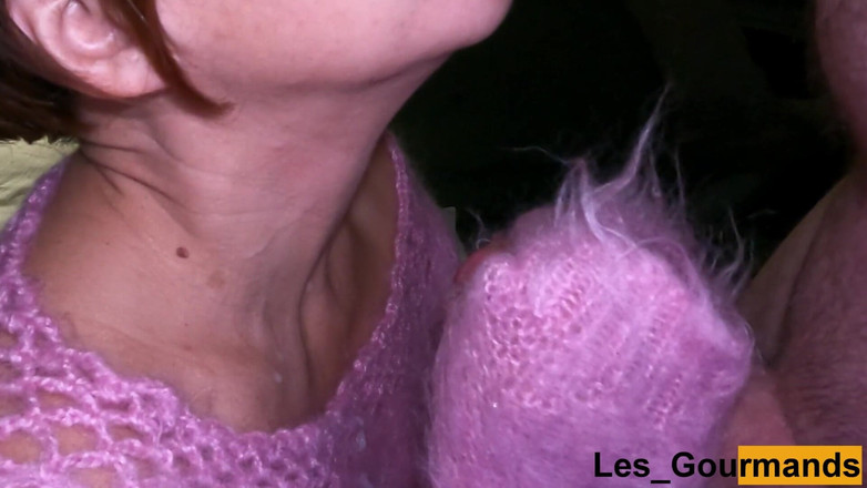 Les Gourmands: 4k - MILF bogel dengan hanya pemanis bulu mohair, melancap batang...