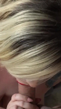 Vollbusige blonde bBW fickt älteren weißen im büro