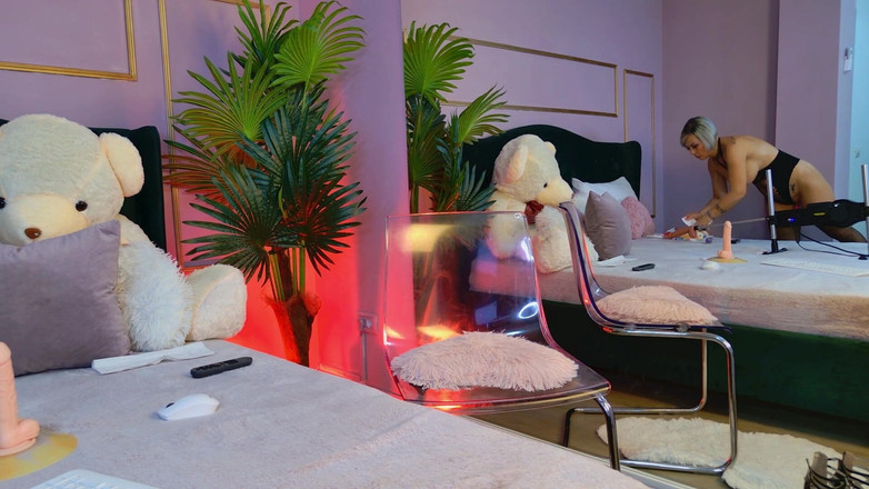 KirraWhite: MILF blonde matang bermain dengan kitty kecilnya