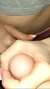 Un vibrator lung a surprins-o pe soția amatoare sexy cu pizda strâmtă