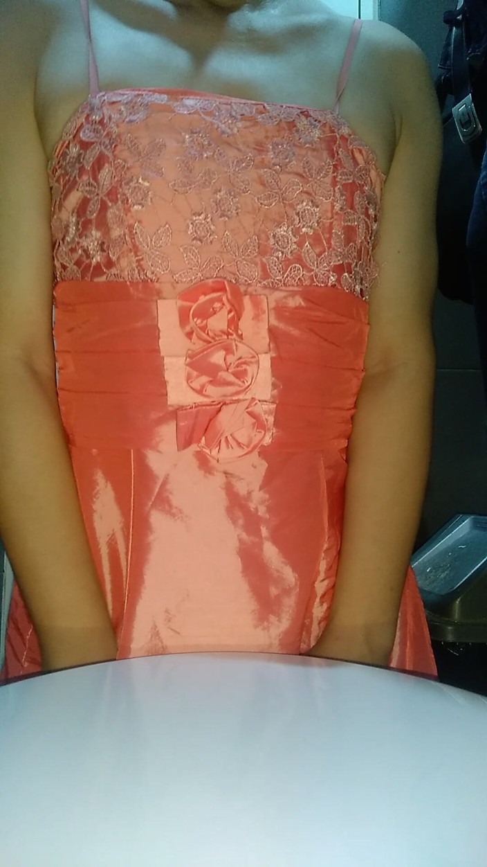 Naomisinka: Crossdressing a mrdka nosící dívka saténová párty růžové mini šaty