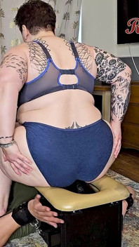 Trancada debaixo da minha bunda gasosa