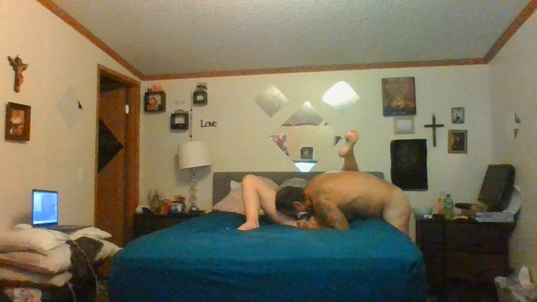 Satin Lady: Cewek sange satin ini pertama kali muasin memeknya pakai mainan...