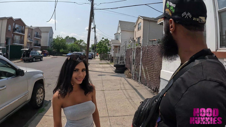 Hood Hunnies: Un gros problème trouve Rose exotique dans le cul