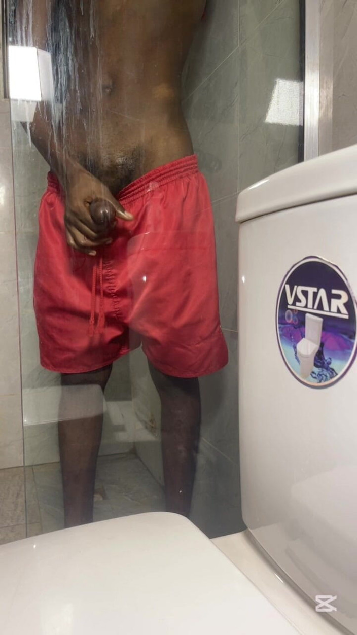 Aded-Toxic: Szczupła twink bawi się ogromnym kutasem