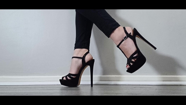 Kinky Lyrical: Stilettos dây đeo tuyệt đẹp và bàn chân