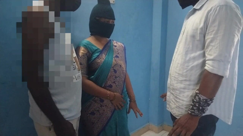 Tamil lesbian: Mia moglie fa sesso con il mio capo. Un trio...