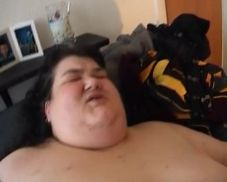 Deutsche XXX Filme: Tmavovlasá německá velká kráska má naplněnou pusu po hlubokém třesku...