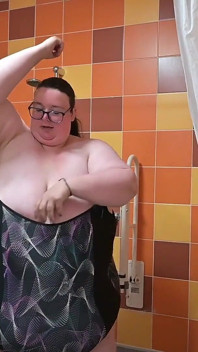 Cewek super semok ini baju renang dengan ganas