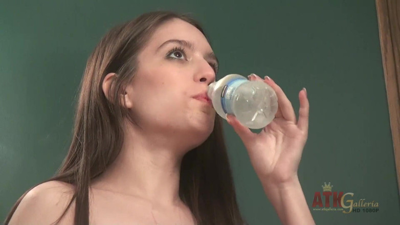 ATKIngdom Fans: Behind the scenes with a natural beauty