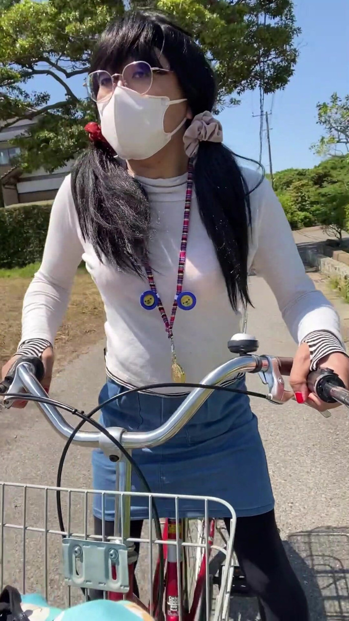 megu2002: No235 土手沿いの散歩道でタックおまんこ露出
