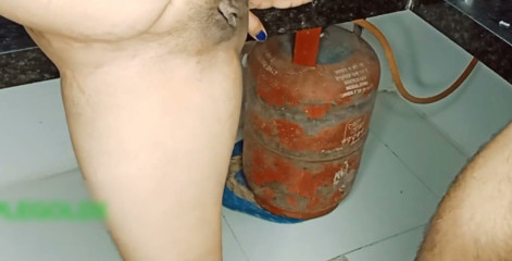 Kavitha_Vintho_: Mătușă indiancă desi arată țâțele noastre fierbinți în bucătărie soțul nostru a...