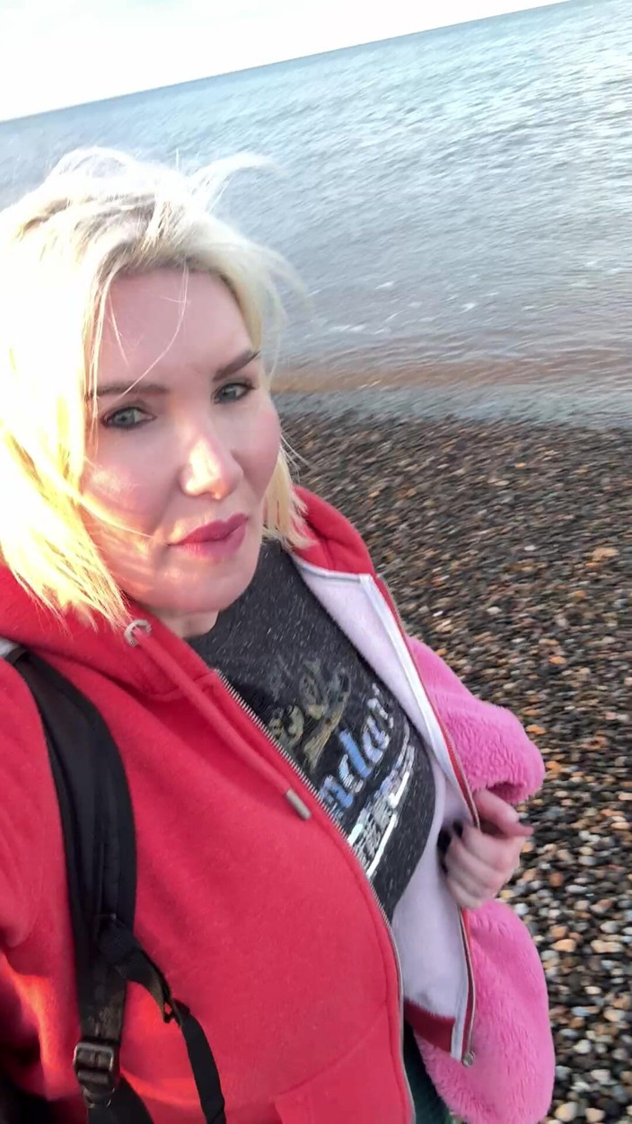 Sophie James: Bu çıplak plajı parmaklama videosu için 40 kilometre yürüdüm!!
