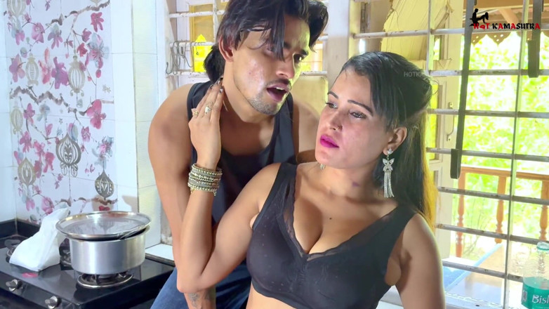 HOTKAMASUTRA: Una ama de casa india de repente se acercó delante...