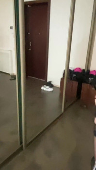 Yabancinin Itaatkar Karisi'nin Inlemeleri, Tasmali Sert Yumruk Firtinasi Yaratiyor