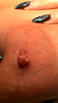 Napalona niemiecka milf wbija wibrator w cipkę i jęczy dziko!