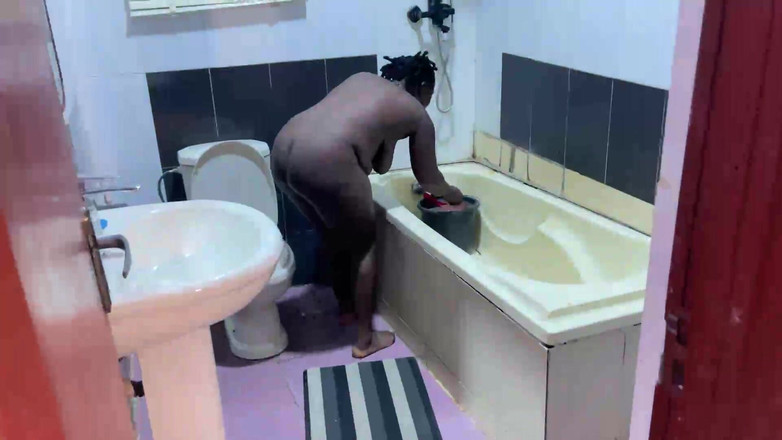 Africanbestsex007: Une grosse lesbienne nigériane noire se fait baiser en solo...