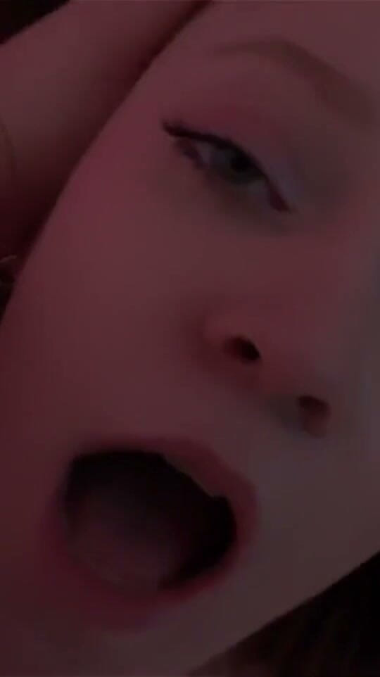 SubmiRedKitty: Stiefschwester wurde beim masturbieren erwischt, musste mit hartem sex bezahlen,...