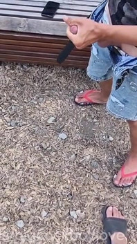 Un ragazzo effeminato a caso mi masturba il cazzo e mangia il mio sperma in un parco