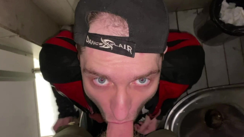 KinkySirius: Chav Scally Kinkysirius saje na veřejných toaletách stanice s koženým...