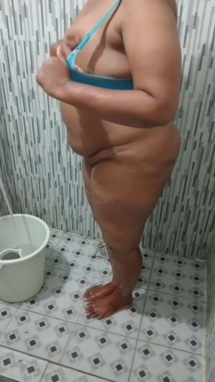 Benita sweety: Makcik montel mandi solo