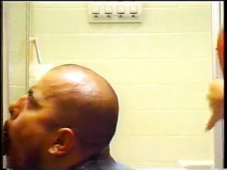 Project Femdom: Un mec soumis excité se fait baiser dans les toilettes