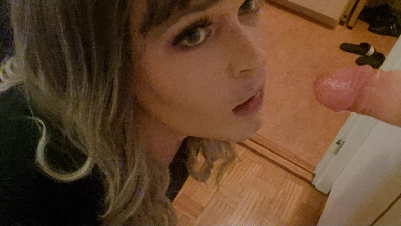 TezzieLuv: Sletterige trans-meid houdt ervan haar speeltje diep in de keel...