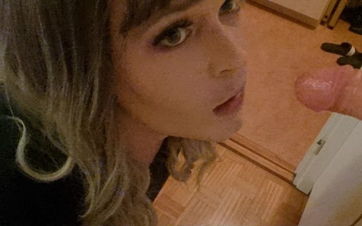 TezzieLuv: Chica trans cachonda ama la garganta profunda de su juguete...
