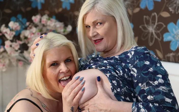 SkylerSquirt: Mature lesbians fuck