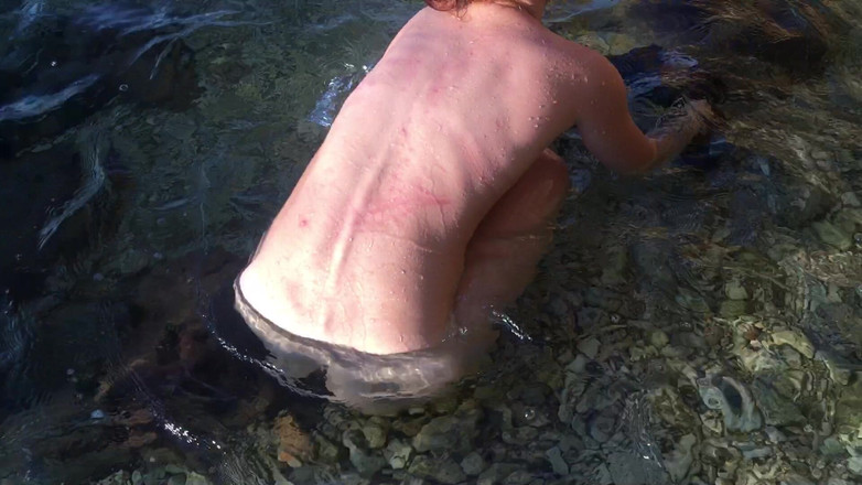 Risky Hairy Couple: Natación desnuda en Chipre